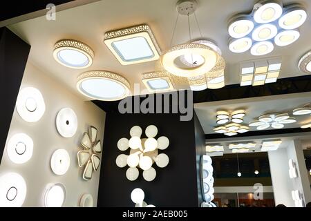 Dekorative Deckenleuchten und Kronleuchtern im Store. Stockfoto