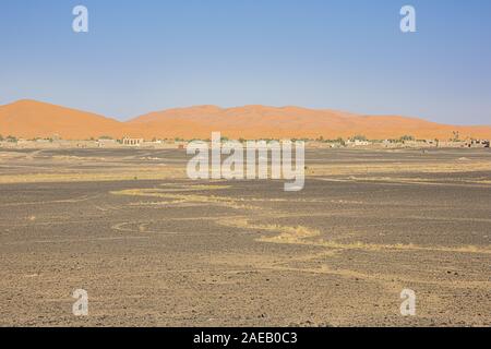 Blick auf die Sanddünen des Erg Chebbi mit Merzuga im Vordergrund. Stockfoto