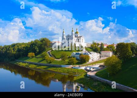 Heiligen Kathedrale der Annahme auf einem Hügel und Heilig Geist Kloster und westlichen Dwina Fluss im Sommer. Vitebsk, Belarus Stockfoto