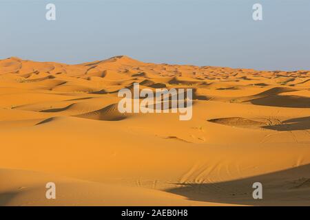 Die endlosen Sand Meer im Licht der untergehenden Sonne am Erg Chebbi Stockfoto