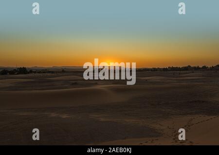 Sonnenuntergang über den Sanddünen des Erg Chebbi Stockfoto