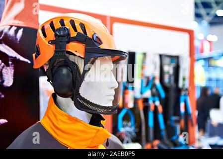 Schutzmaske mit Gitter für die Bauarbeiten im Store. Stockfoto