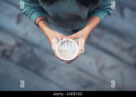 Frau mit einem pappbecher einen leckeren Kaffee. Stockfoto