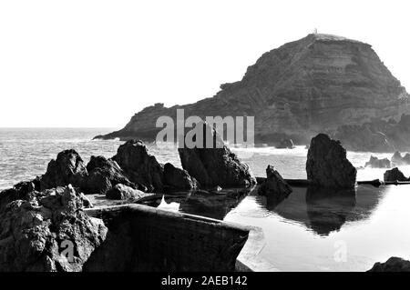 Natürliche Pools mit vulkanischem Gestein in Porto Moniz, einem kleinen Ort an der Atlantikküste (Madeira, Portugal, Europa) Stockfoto