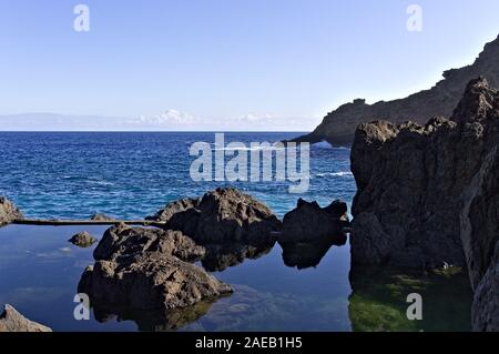 Natürliche Pools mit vulkanischem Gestein in Porto Moniz, einem kleinen Ort an der Atlantikküste (Madeira, Portugal, Europa) Stockfoto