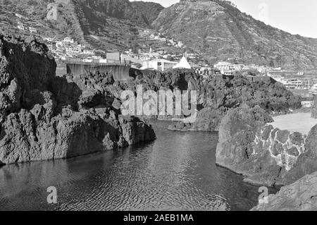 Natürliche Pools mit vulkanischem Gestein in Porto Moniz, einem kleinen Ort an der Atlantikküste (Madeira, Portugal, Europa) Stockfoto