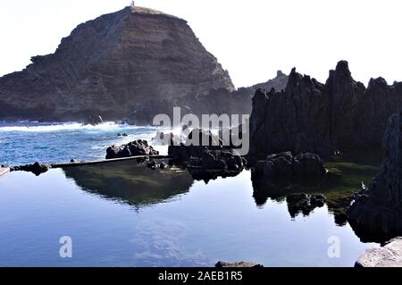 Natürliche Pools mit vulkanischem Gestein in Porto Moniz, einem kleinen Ort an der Atlantikküste (Madeira, Portugal, Europa) Stockfoto