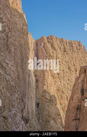 Mit Blick auf die steilen Wände der Todra-schlucht beim Gehen auf den Boden der Schlucht Stockfoto