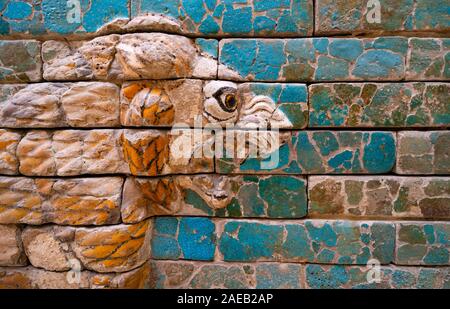 Detail der Löwe auf der Prozessionsstraße von Babylon im Pergamonmuseum. In Berlin, Deutschland Stockfoto