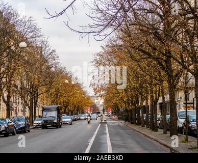 Beleuchtung auf der Avenue Montaigne in Paris, Frankreich Stockfoto