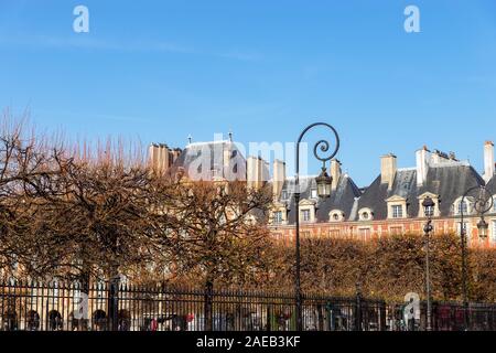 Malerischer herbst Blick auf den Place des Vosges in Paris Stockfoto