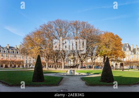 Malerischer herbst Blick auf den Place des Vosges in Paris Stockfoto