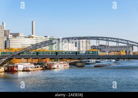 U-Bahn Verkehr auf dem Viadukt von Austerlitz - Paris Stockfoto