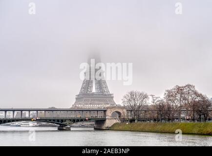 Eiffelturm und Bir Hakeim - Brücke auf einem nebligen Tag Stockfoto