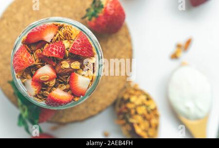 Ansicht von oben gesundes Müsli Parfait mit frischen Erdbeeren im Glas Flasche jar, Kopieren, direkt über Stockfoto