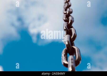 Metallische Kette und blauer Himmel, minimalen Hintergrund Stockfoto