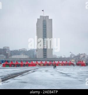 Wladiwostok, Russland - 21. JUNI 2019: Taschentücher auf dem zentralen Platz der Stadt Wladiwostok gegen das Gebäude der Verwaltung des Stockfoto