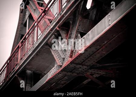 Einen schönen alten rostigen Eisenbahnbrücke im Herzen Basels. Die Natur nimmt dieses Gebäude zurück. Stockfoto