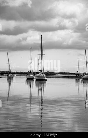 Boote mit Reflexion über die Ebbe des River Crouch, South Woodham Ferrers, Essex August 2019 Stockfoto