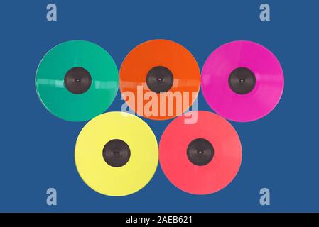 Farbiges vinyl Sammlung auf blauem Hintergrund. Trendige Farben. Stockfoto