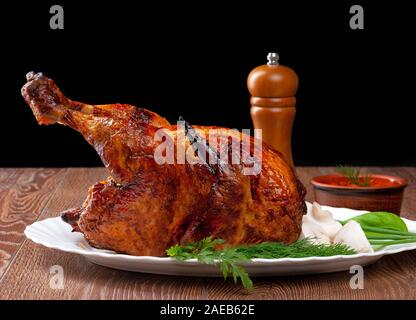 Hähnchen mit Gewürzen auf hölzernen Hintergrund, gesunde Ernährung, Diät oder Kochen Konzept Stockfoto