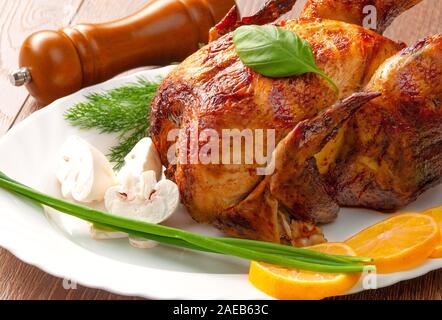 Hähnchen mit Gewürzen auf hölzernen Hintergrund, gesunde Ernährung, Diät oder Kochen Konzept Stockfoto