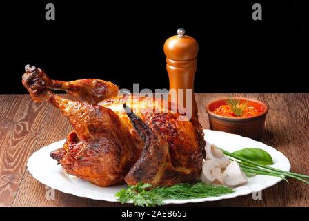 Hähnchen mit Gewürzen auf hölzernen Hintergrund, gesunde Ernährung, Diät oder Kochen Konzept Stockfoto