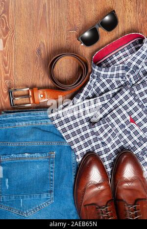 Männer T-Shirt klassisch K und Herrenschuhe mit einem Riemen oben anzeigen. Stockfoto