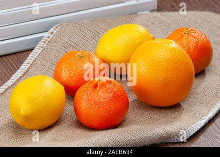Orangen und Zitronen Schuß auf sackleinen Close-up Licht von hinten Stockfoto