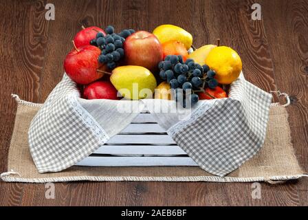 Zusammensetzung von frischem Obst Äpfel Birnen Trauben Schuß close-up. Stockfoto