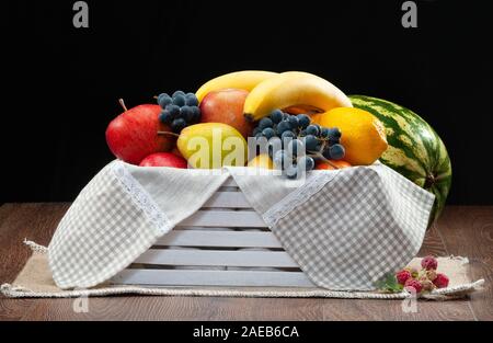 Zusammensetzung von frischem Obst Äpfel Birnen Trauben Schuß close-up. Stockfoto