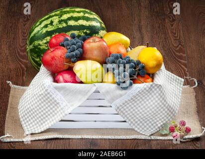 Zusammensetzung von frischem Obst Äpfel Birnen Trauben Schuß close-up. Stockfoto