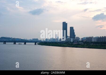 Hängen Sie den Fluss in Seoul am Abend mit Möwen Stockfoto