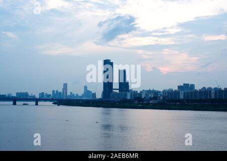 Hängen Sie den Fluss in Seoul am Abend mit Möwen Stockfoto