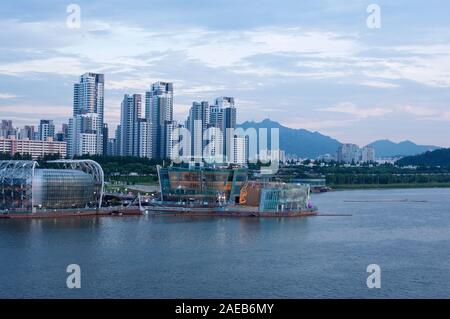 Hängen Sie den Fluss in Seoul am Abend mit Möwen Stockfoto