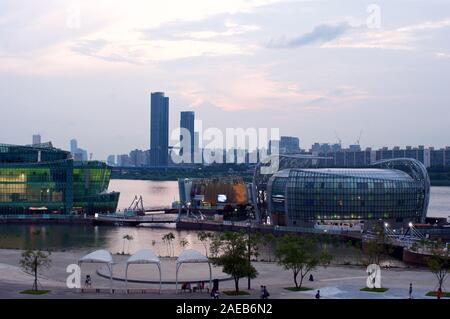 Hängen Sie den Fluss in Seoul am Abend mit Möwen Stockfoto