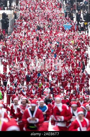 Über sieben tausend Mitglieder der Öffentlichkeit in Glasgow's jährliche Weihnachten Santa Strich durch die Innenstadt. Die Santa Dash hat seit 2006 und im Laufe der Jahre hat Hunderte von Tausende von Pfund für Nächstenliebe in und um Glasgow zu arbeiten. Stockfoto