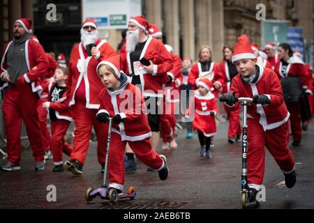 Über sieben tausend Mitglieder der Öffentlichkeit in Glasgow's jährliche Weihnachten Santa Strich durch die Innenstadt. Die Santa Dash hat seit 2006 und im Laufe der Jahre hat Hunderte von Tausende von Pfund für Nächstenliebe in und um Glasgow zu arbeiten. Stockfoto