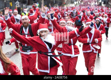 Über sieben tausend Mitglieder der Öffentlichkeit in Glasgow's jährliche Weihnachten Santa Strich durch die Innenstadt. Die Santa Dash hat seit 2006 und im Laufe der Jahre hat Hunderte von Tausende von Pfund für Nächstenliebe in und um Glasgow zu arbeiten. Stockfoto