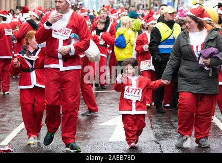 Über sieben tausend Mitglieder der Öffentlichkeit in Glasgow's jährliche Weihnachten Santa Strich durch die Innenstadt. Die Santa Dash hat seit 2006 und im Laufe der Jahre hat Hunderte von Tausende von Pfund für Nächstenliebe in und um Glasgow zu arbeiten. Stockfoto