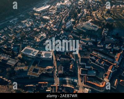 Antenne Drone Schuß der Schwarzwald Stadt Furtwangen, Deutschland Stockfoto