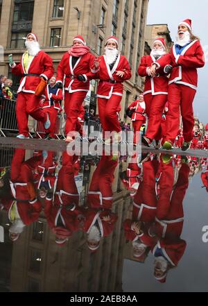 Über sieben tausend Mitglieder der Öffentlichkeit in Glasgow's jährliche Weihnachten Santa Strich durch die Innenstadt. Die Santa Dash hat seit 2006 und im Laufe der Jahre hat Hunderte von Tausende von Pfund für Nächstenliebe in und um Glasgow zu arbeiten. Stockfoto