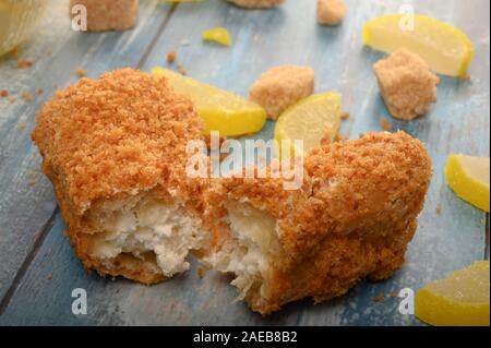 Eine gebrochene Kuchen, Stücke von braunem Zucker und Marmelade Zitronenscheiben auf einer hölzernen Hintergrund Stockfoto