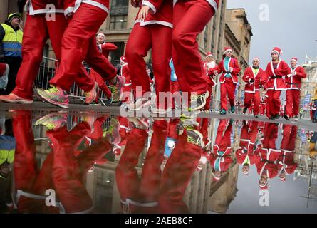 Über sieben tausend Mitglieder der Öffentlichkeit in Glasgow's jährliche Weihnachten Santa Strich durch die Innenstadt. Die Santa Dash hat seit 2006 und im Laufe der Jahre hat Hunderte von Tausende von Pfund für Nächstenliebe in und um Glasgow zu arbeiten. Stockfoto