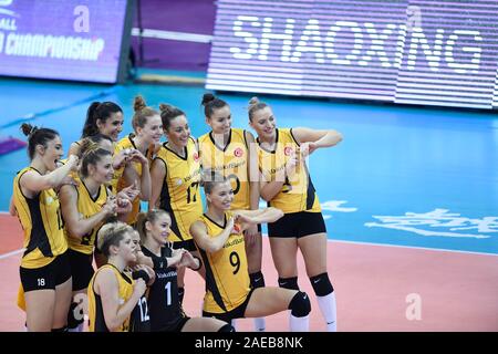 Shaoxing, China. 8 Dez, 2019. Spieler der VakifBank Istanbul Feiern nach dem Gewinn der Bronzemedaille Übereinstimmung zwischen VakifBank Istanbul in der Türkei und Igor Gorgonzola Novara in Italien im Jahr 2019 die FIVB Frauen Club Weltmeisterschaft in Shaoxing, East China, am 8. Dezember, 2019. Credit: Huang Zongzhi/Xinhua/Alamy leben Nachrichten Stockfoto