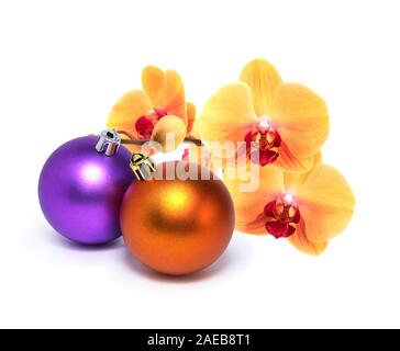 Schöne Weihnachten Dekoration. Gelbe Orchidee mit Weihnachten Kugeln Stockfoto