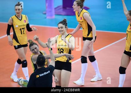 Shaoxing, China. 8 Dez, 2019. Spieler der VakifBank Istanbul Feiern nach dem Gewinn der Bronzemedaille Übereinstimmung zwischen VakifBank Istanbul in der Türkei und Igor Gorgonzola Novara in Italien im Jahr 2019 die FIVB Frauen Club Weltmeisterschaft in Shaoxing, East China, am 8. Dezember, 2019. Credit: Huang Zongzhi/Xinhua/Alamy leben Nachrichten Stockfoto