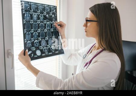 Frau Doktor an mrt Kopf suche Scan Stockfoto