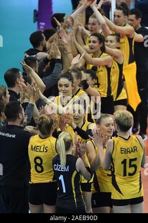 Shaoxing, China. 8 Dez, 2019. Spieler der VakifBank Istanbul Feiern nach dem Gewinn der Bronzemedaille Übereinstimmung zwischen VakifBank Istanbul in der Türkei und Igor Gorgonzola Novara in Italien im Jahr 2019 die FIVB Frauen Club Weltmeisterschaft in Shaoxing, East China, am 8. Dezember, 2019. Credit: Li Jundong/Xinhua/Alamy leben Nachrichten Stockfoto