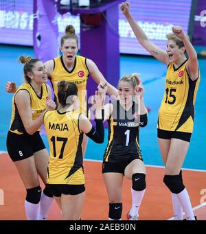 Shaoxing, China. 8 Dez, 2019. Spieler der VakifBank Istanbul Feiern während der Kampf um Bronze zwischen VakifBank Istanbul in der Türkei und Igor Gorgonzola Novara in Italien im Jahr 2019 die FIVB Frauen Club Weltmeisterschaft in Shaoxing, East China, am 8. Dezember, 2019. Credit: Huang Zongzhi/Xinhua/Alamy leben Nachrichten Stockfoto